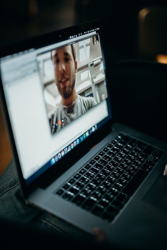 Reunião online demais cansa e derruba a produtividade: sete ajustes que funcionam
