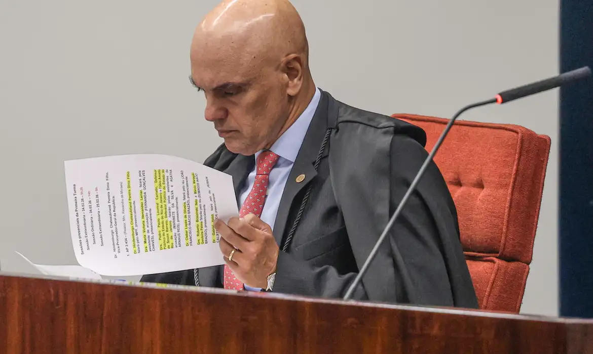 Moraes multa advogado em R$ 5 mil por comando oculto em petição para enganar a IA do STF