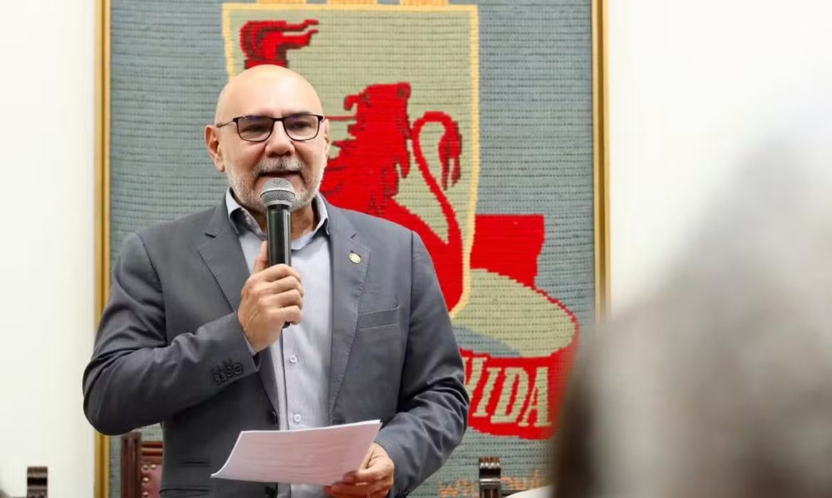 Reitor da UFPE estima em R$ 100 milhões o prejuízo de incêndio que destruiu laboratórios